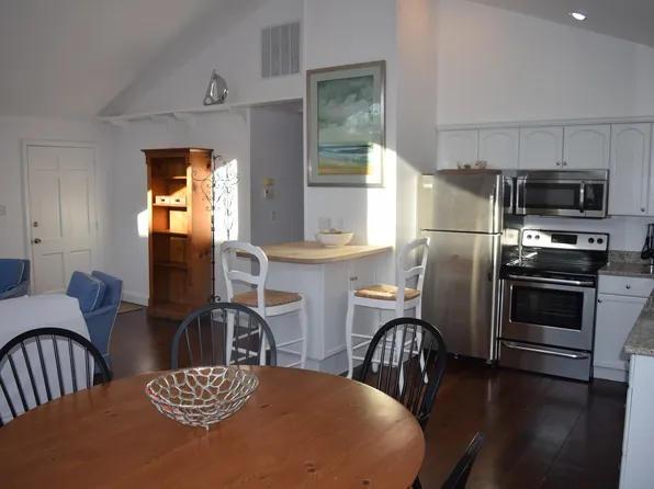 https://photos.zillowstatic.com/fp/97b67ddf42cd5110ce153686501b6460-p_e.webp