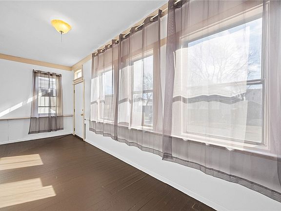 4th image of 35 Woodlawn St