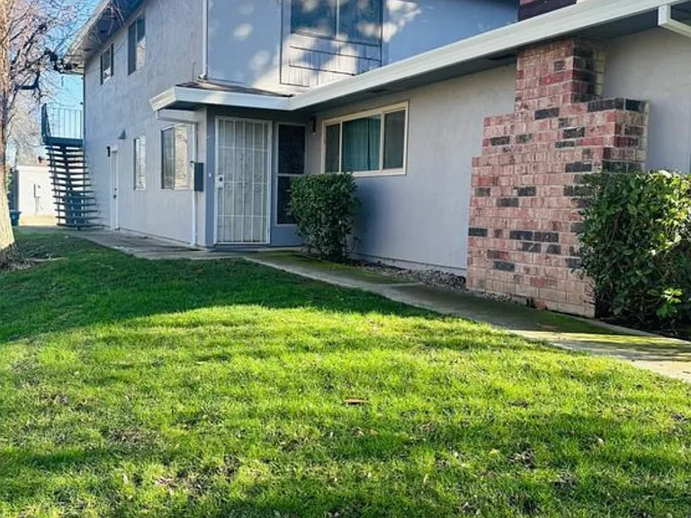 Longford Dr — Photo 1