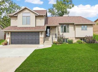 2712 Lancelot Ln NW, Cedar Rapids, IA 52405