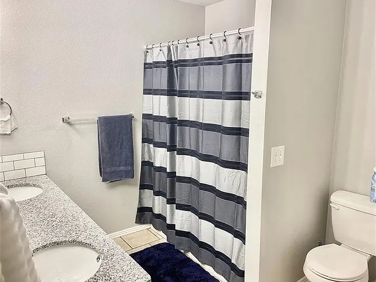 826 W Peachtree Dr #1 — Photo 6