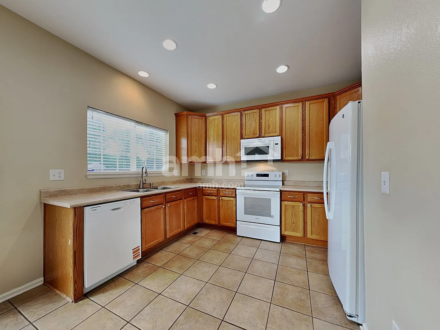 3 bed, 2.5 bath, 1421 sqft, $2,595 — Photo 3