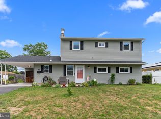 40 Oval Turn Ln, Levittown, PA