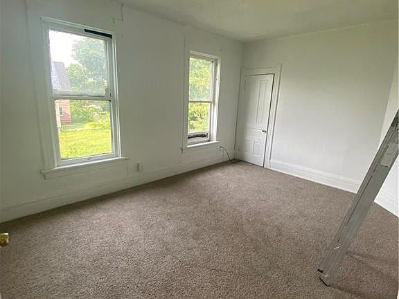 4th image of 2058 Maplewood Ave