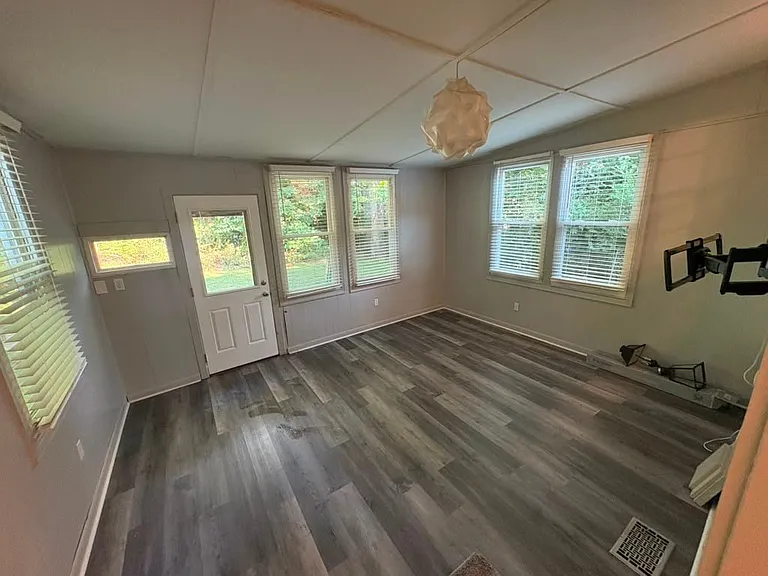 1608 Glendale Dr — Photo 4
