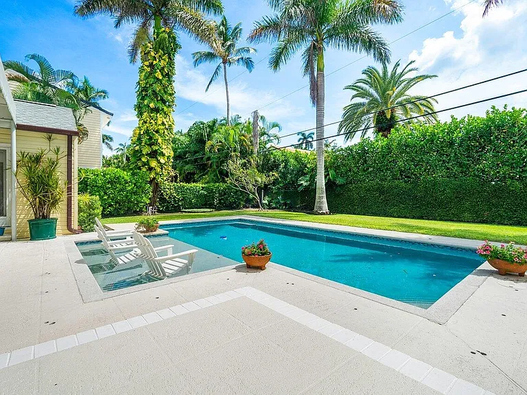 240 Miraflores Dr — Photo 22