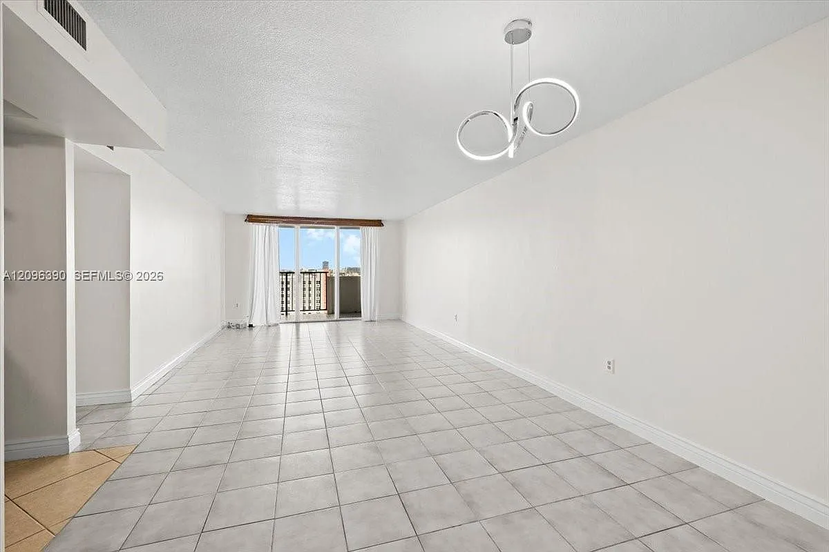 Commodore Plaza Condo — Photo 3