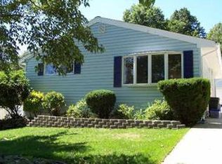 129 Kendall Dr, Parlin, NJ 08859