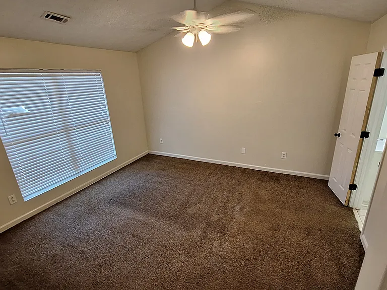 108 Live Oak Dr — Photo 3