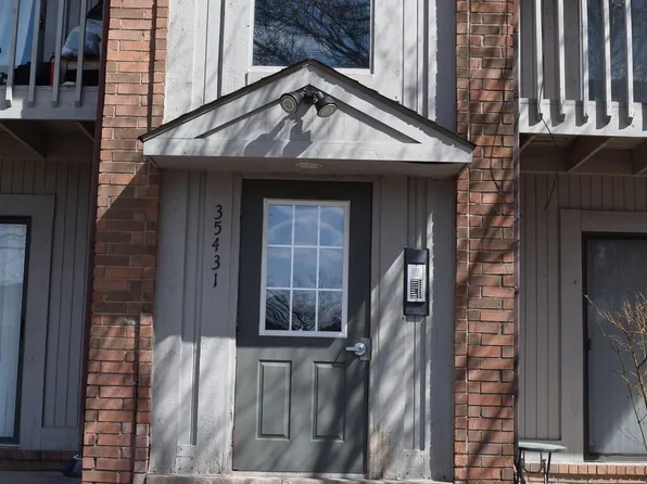 35431 Hickory Woods Dr APT 8, Clinton Township, MI 48035
