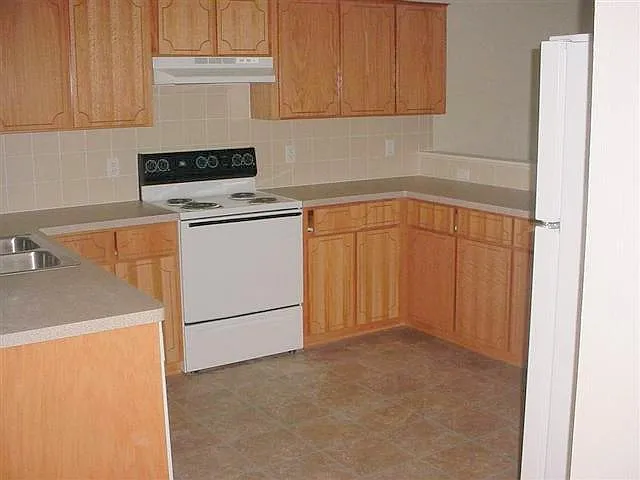 Building Photo - 2105 Jennifer Dr #A