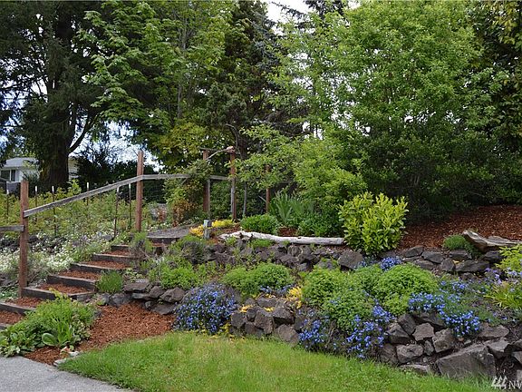 3rd image of 2079 Evergreen Ave SE