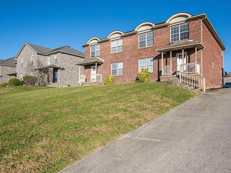 618 Hampton Way #A — Photo 3