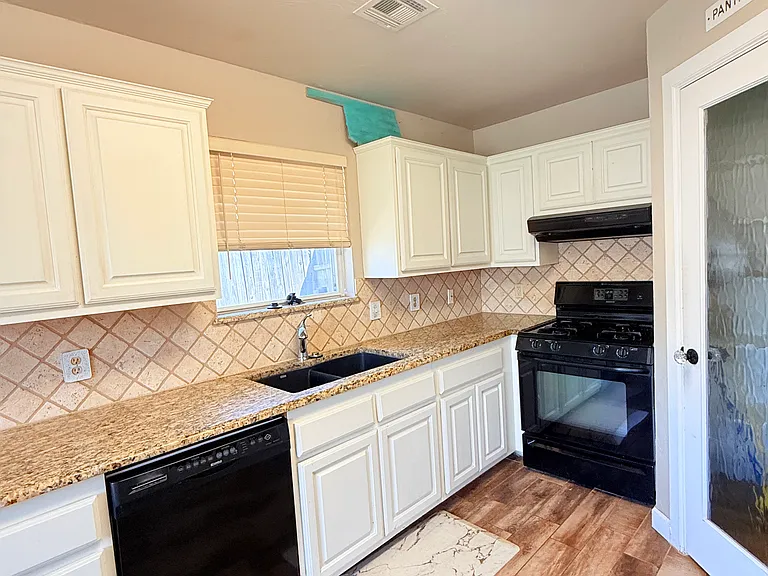 1801 Brittany Ln — Photo 6