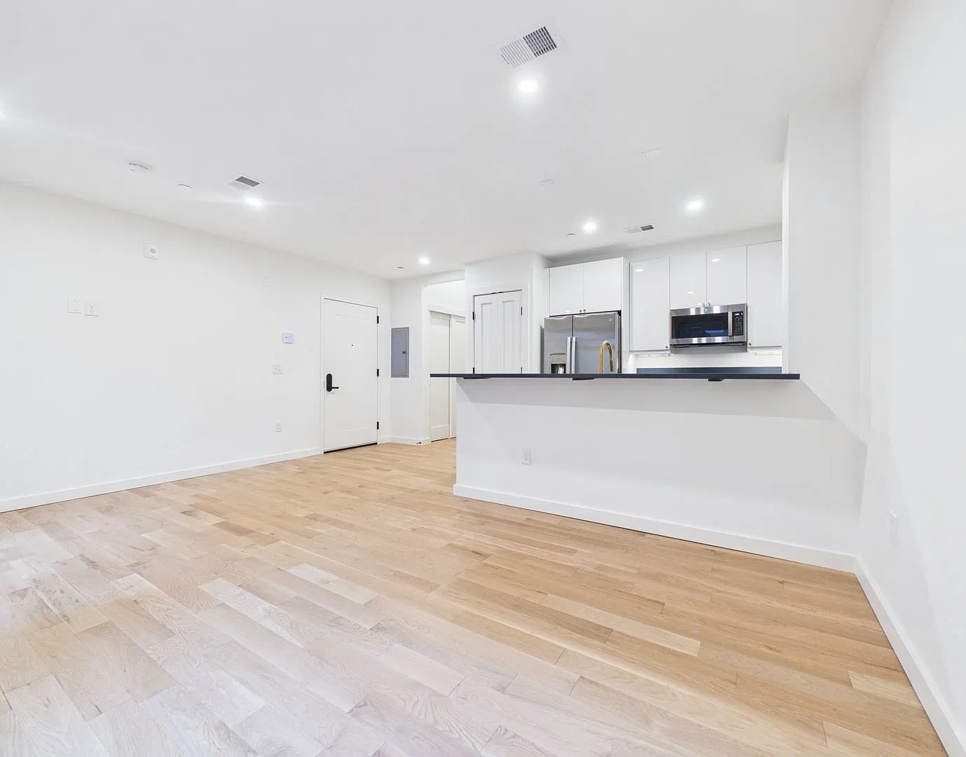 Brand new units 0-1 bedroom — Photo 3