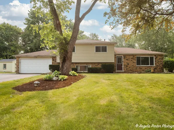 2904 Pony Ln, Crystal Lake, IL 60012