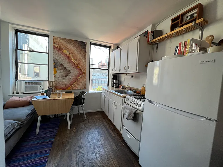 211 E 5th St #17 — Photo 1