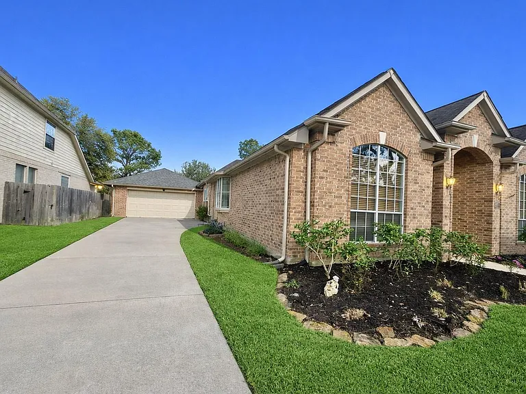 16807 Laguna Springs Dr — Photo 47