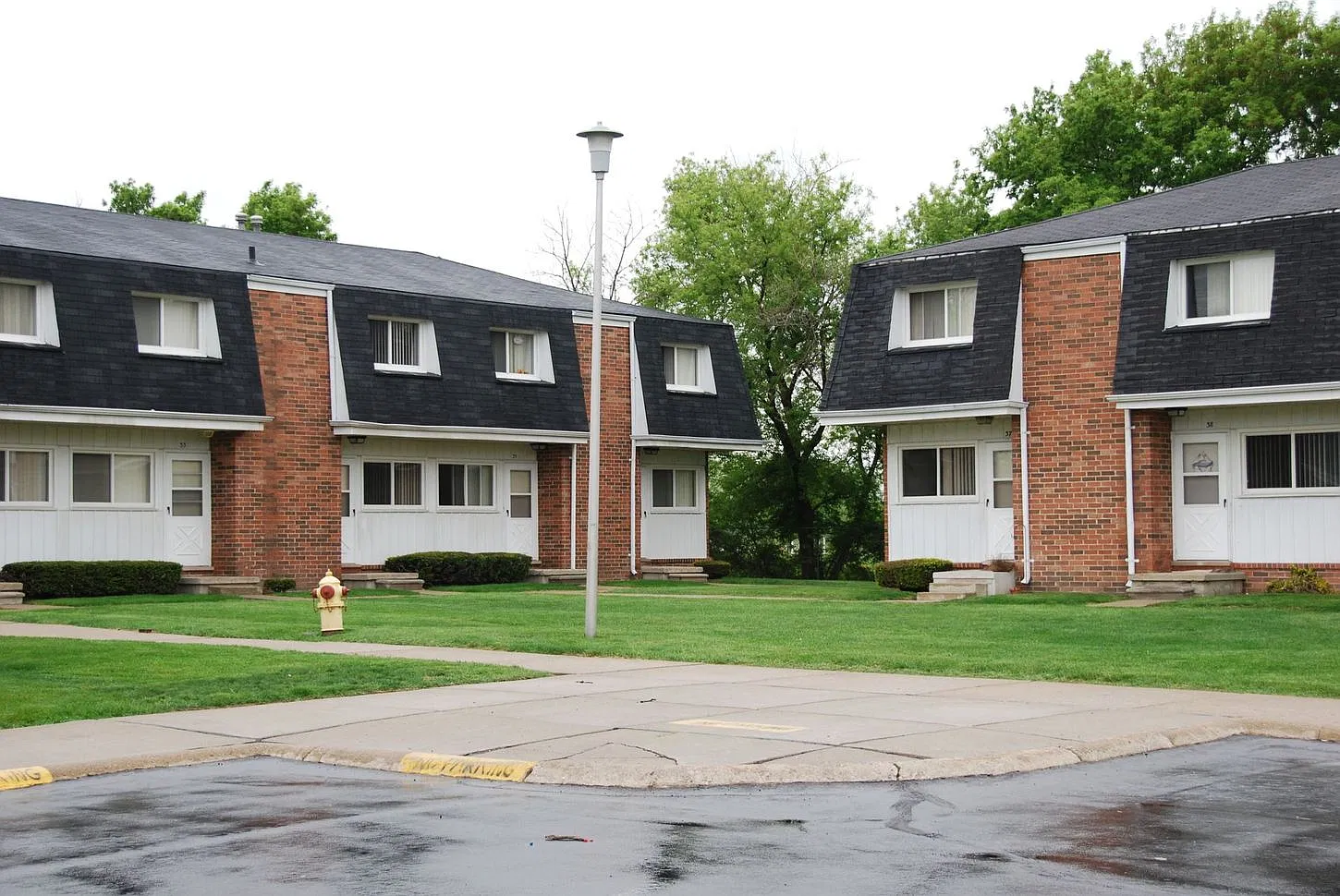 Riverside Manor Townhouses — Photo 2