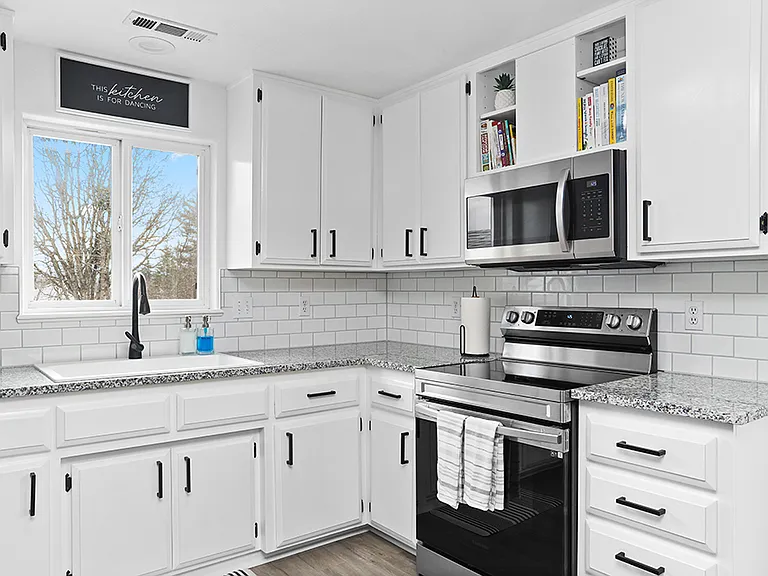 221 NE Steiger St #221 — Photo 7
