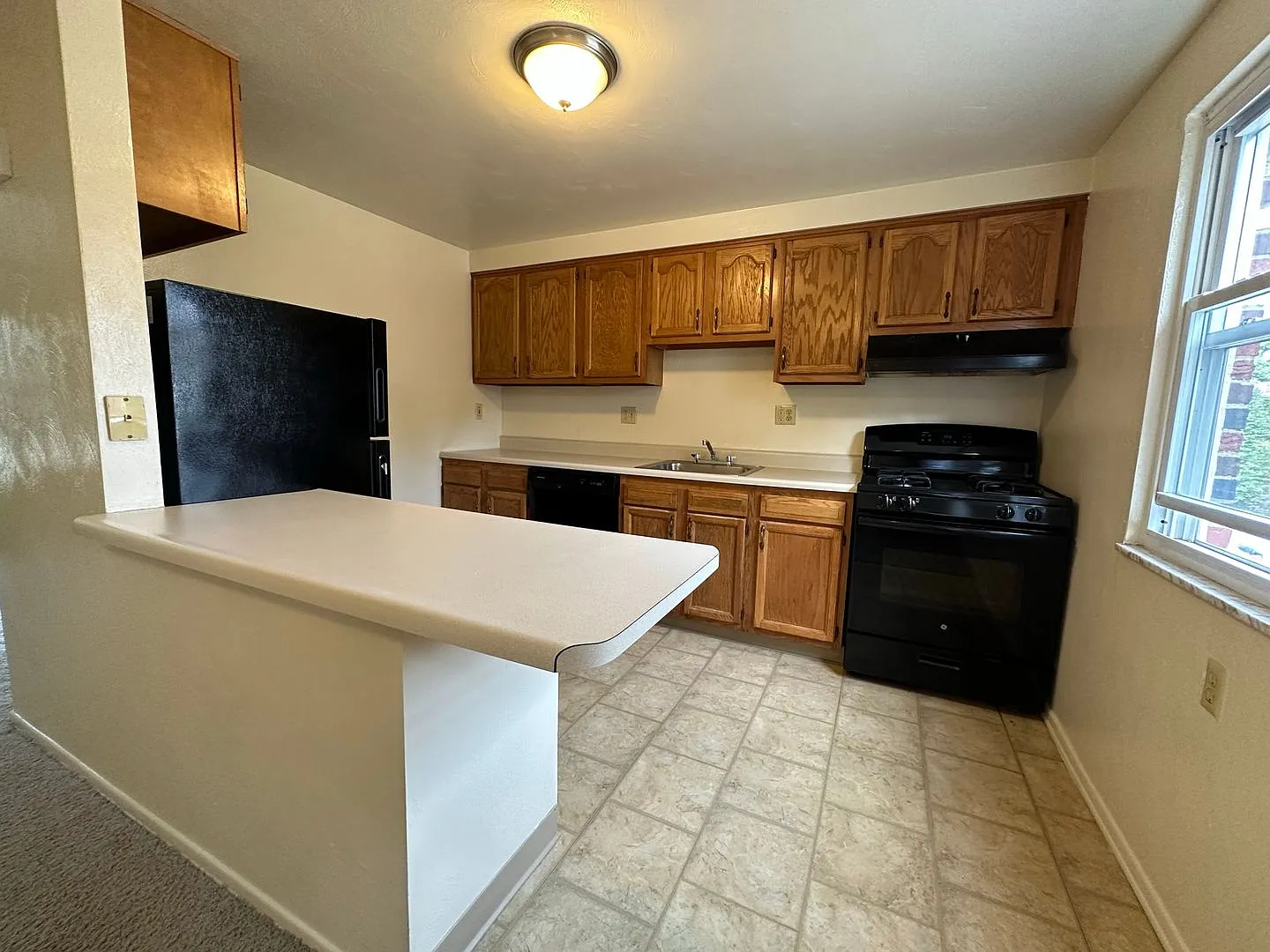 Stunning Two Bedroom Townhome in Plum - Central AC & Garage! Call Today! — Photo 1
