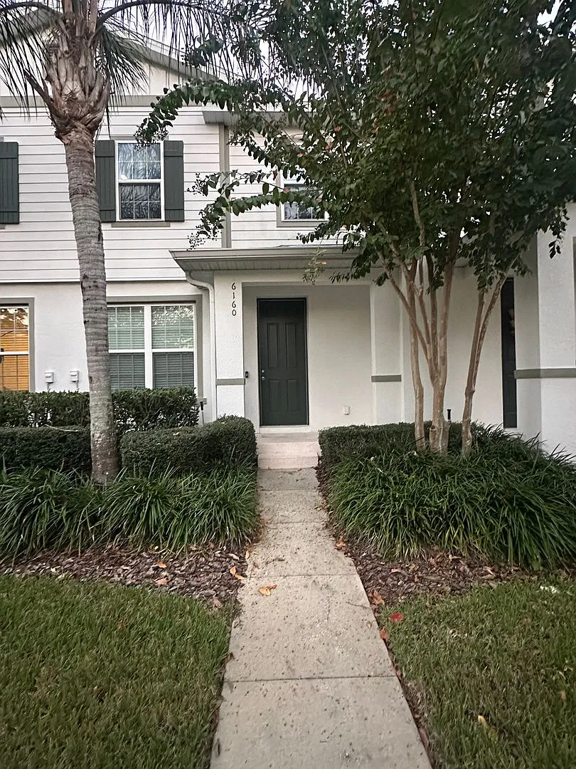 Beautiful 3 Bedroom, 2.5 Bath Winter Garden Townhome with Private Courtyard & 2-Car Garage! — Photo 2