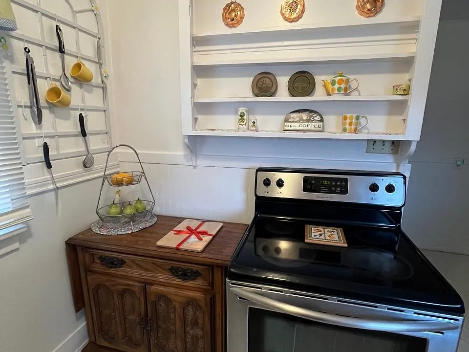 Built in shelves in kitchen