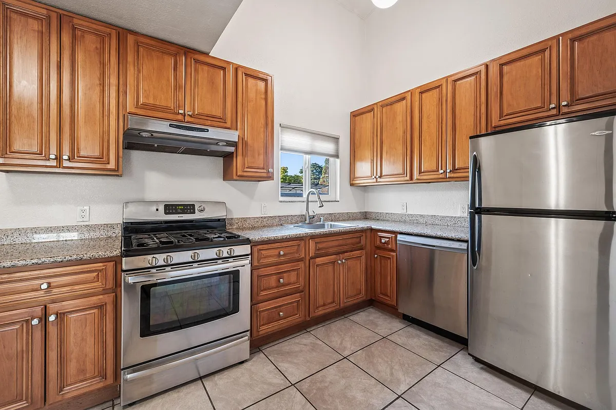 Building Photo - 1609 B St #4