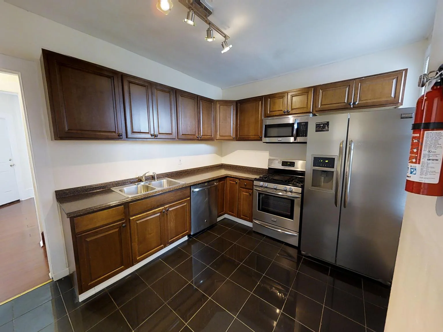 5 bed, 2250 sqft, $3,375 — Photo 3