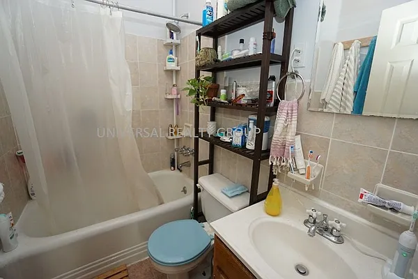 Rented by Universal Realty Group | media 20