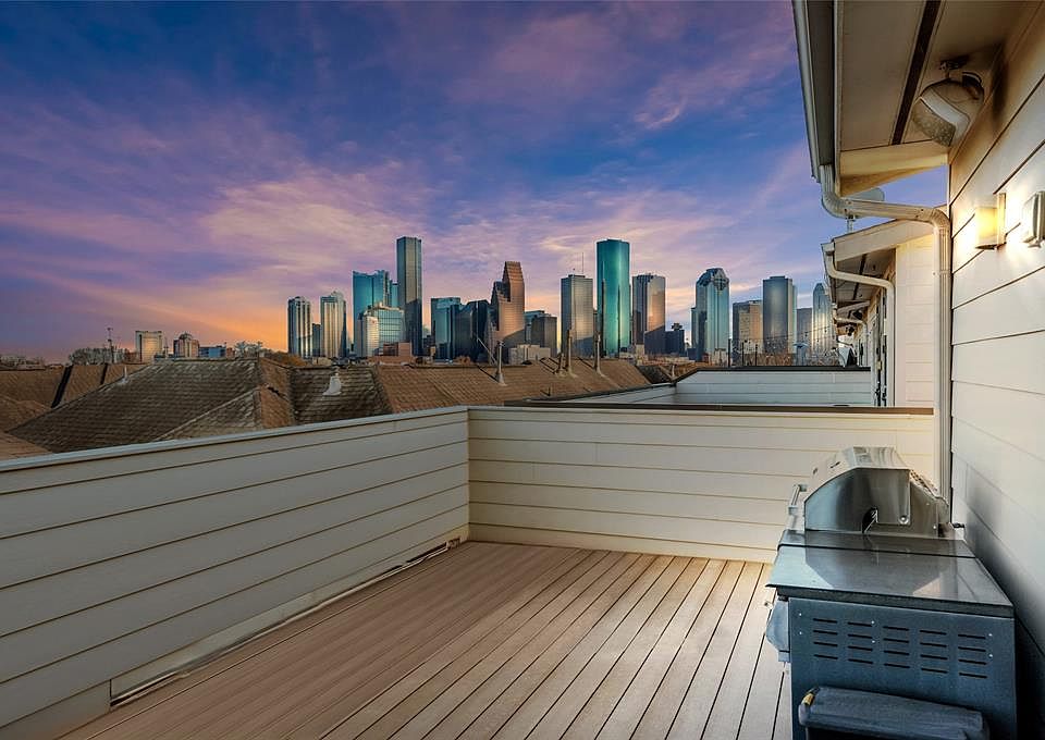At 1714 Johnson, you'll enjoy an unobstructed and stunning view of the Downtown skyline. This private rooftop space acts as both a personal retreat as well as an amazing space to wow your guests for any event! This view never gets old and will certai