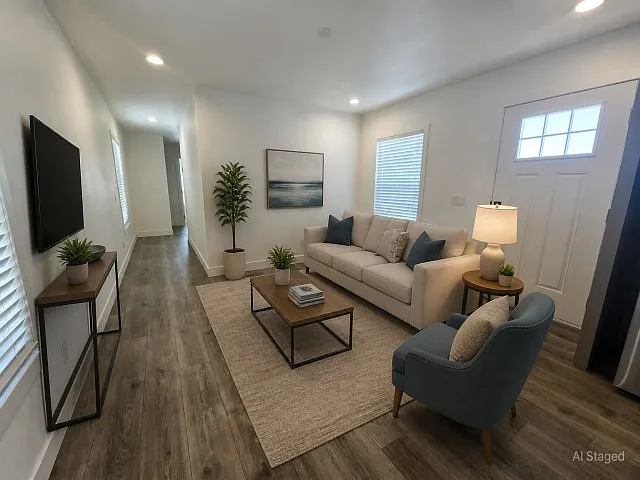 3 bed, 2.0 bath, 924 sqft, $1,860 — Photo 2
