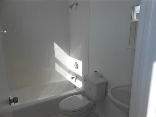 3rd image of 1468 W Erie St APT 1R