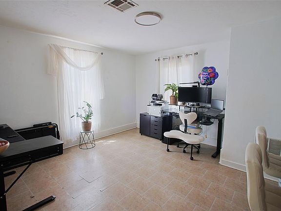 4th image of 218 W Adams St
