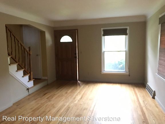 3rd image of 1517 E 4th St