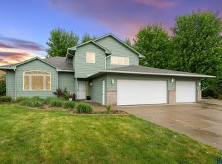 909 N Charleston Cir, Sioux Falls, SD 57110