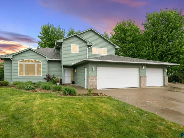 909 N Charleston Cir, Sioux Falls, SD 57110