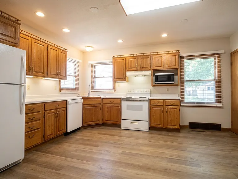 1826 S Grange Ave — Photo 13