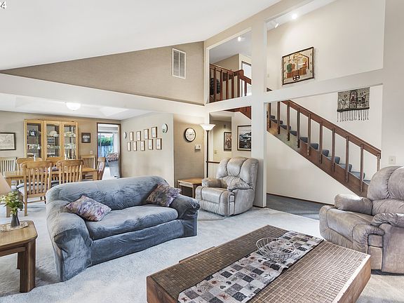 4th image of 2516 SE Balboa Dr