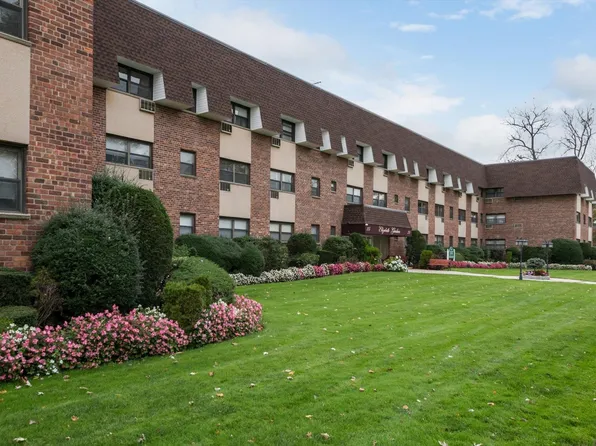 25 Elizabeth Street #3J, Farmingdale, NY 11735