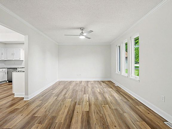 4th image of 440 N Linden Ln
