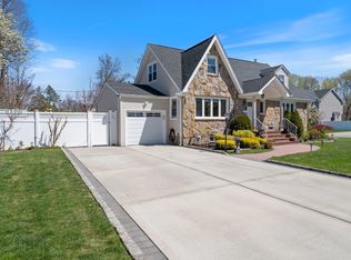 200 Renison Dr, Westbury, NY 11590