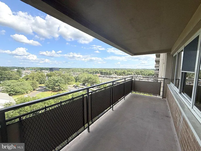 1102 Barclay Towers — Photo 12