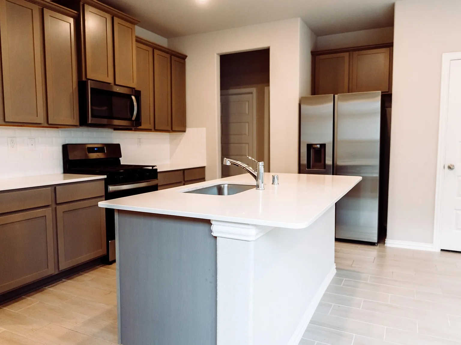 3 bed, 2.0 bath, 1438 sqft, $2,200 — Photo 2