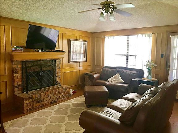 4th image of 206 E Mimosa St