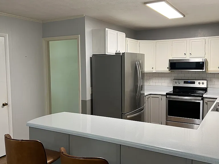 1605 Crest Dr — Photo 2