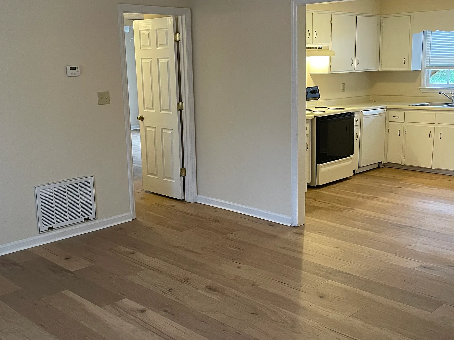 2 bed, 1000 sqft, $1,100 — Photo 3