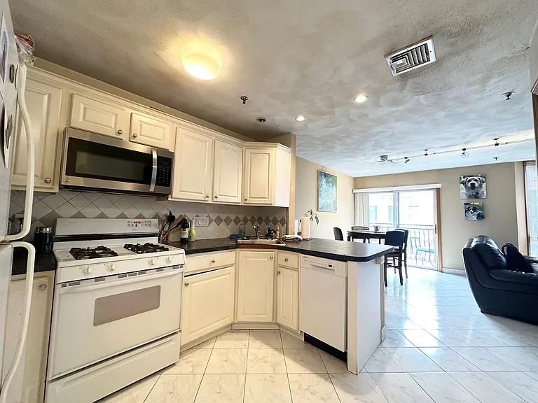 237 Hanover St #4B — Photo 1