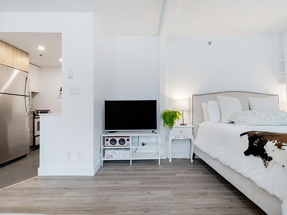 4th image of 789 Drake St #201