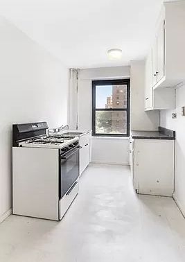 3rd image of 385 Grand St APT L404